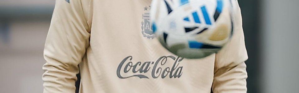 梅西很开心，斯卡洛尼有压力！阿根廷世界杯名单之争：新星PK老将